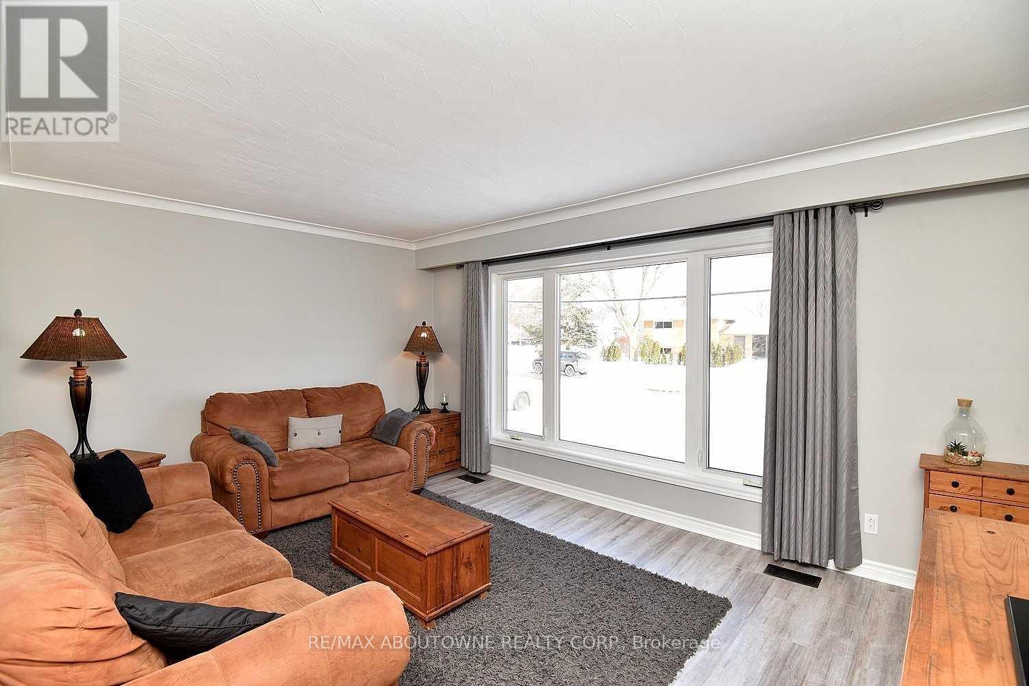 314 Bevan Drive, Burlington, Ontario  L7L 4L2 - Photo 8 - W13492418