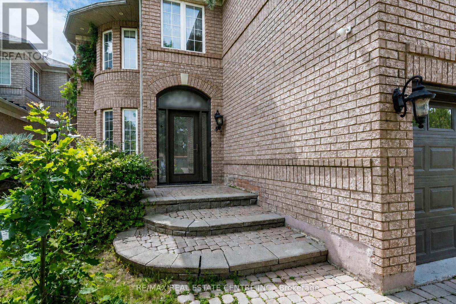 3339 Crompton Crescent, Mississauga, Ontario  L5B 4C7 - Photo 3 - W13492514