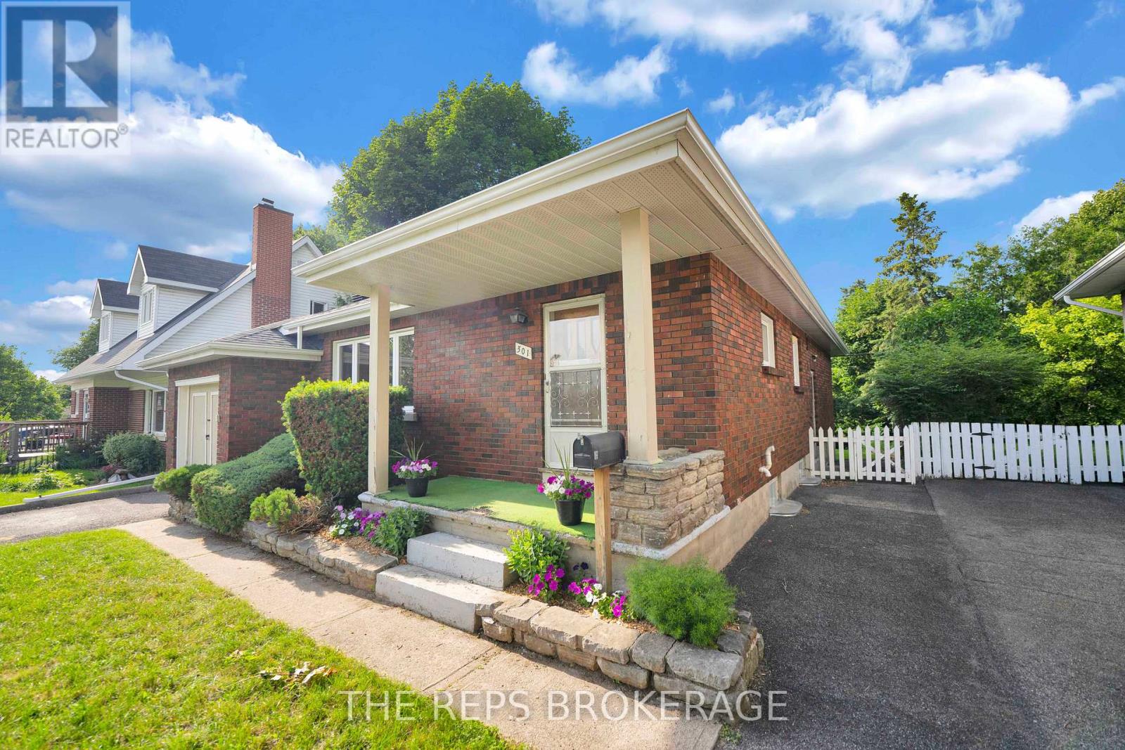 301 Knox Crescent, Ottawa, Ontario  K1G 0K9 - Photo 2 - X13492730