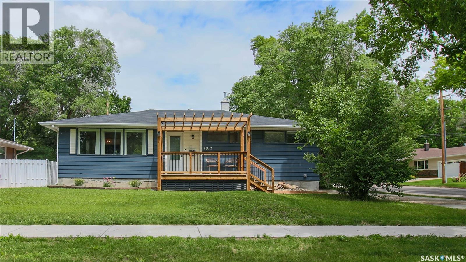 1912 GRANT DRIVE, Regina, Saskatchewan