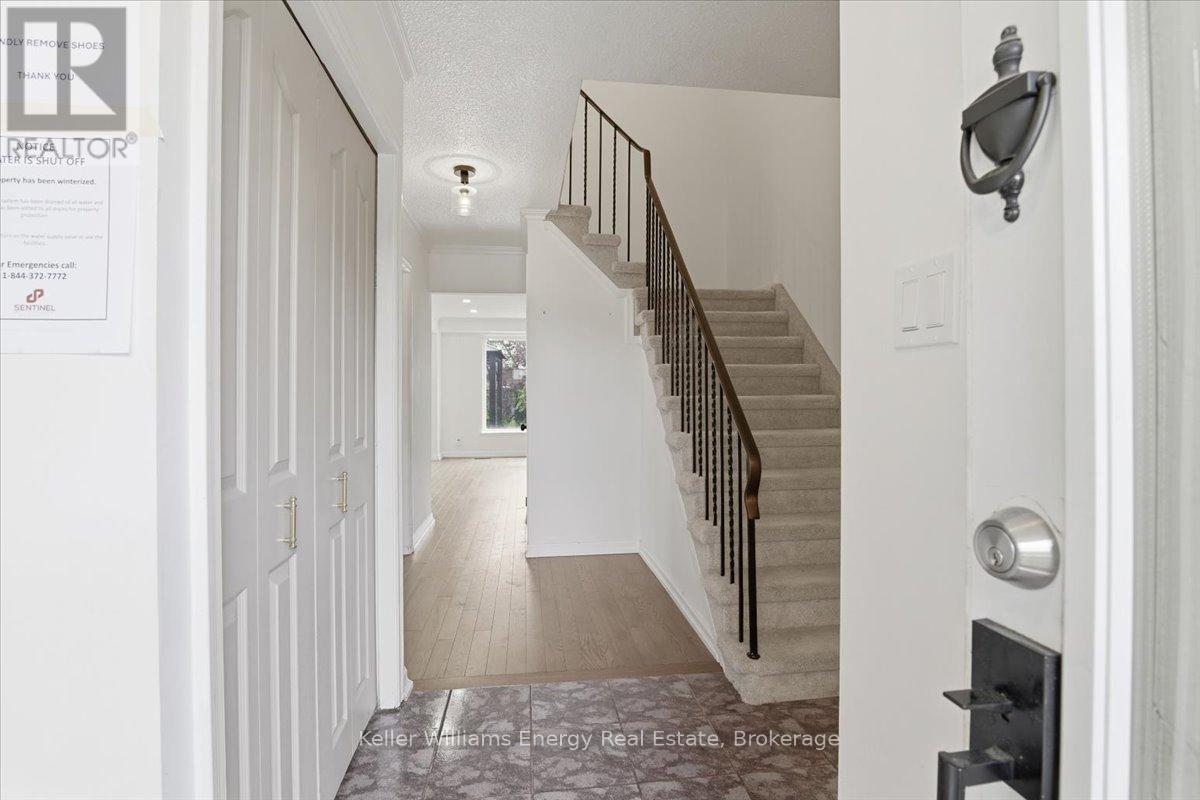 406 Vega Street, Oshawa, Ontario  L1K 1E6 - Photo 2 - E13490294