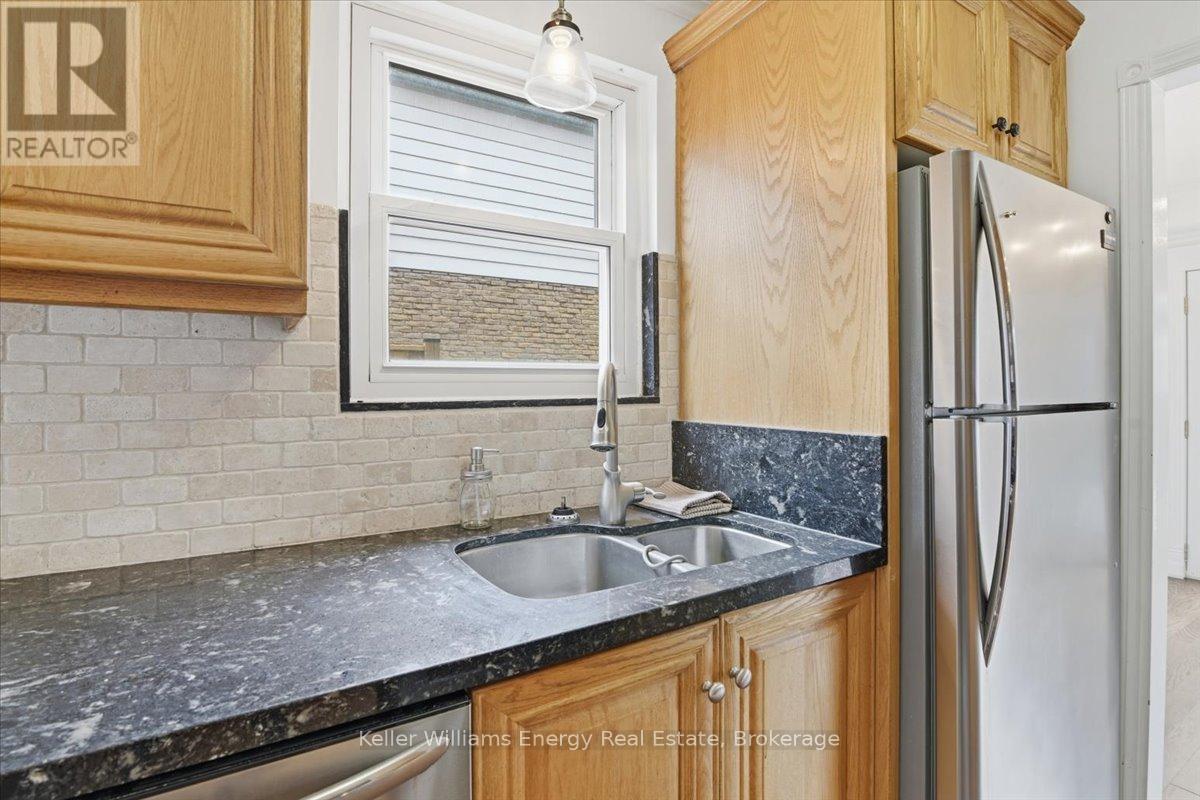 406 Vega Street, Oshawa, Ontario  L1K 1E6 - Photo 6 - E13490294