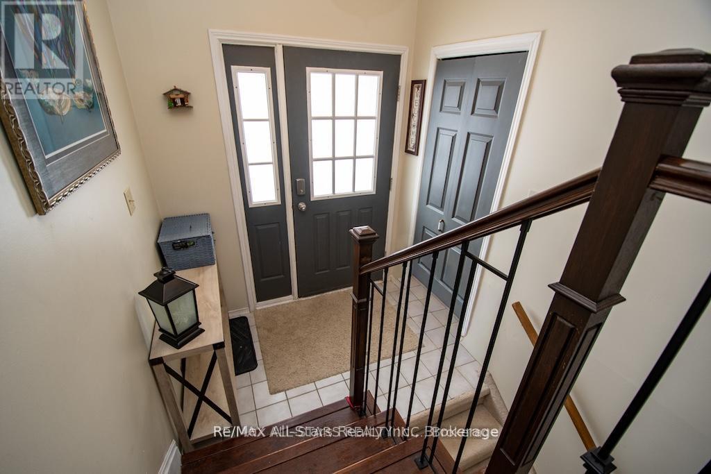 9 Don Court, Kawartha Lakes (Lindsay), Ontario  K9V 5T1 - Photo 4 - X13492952