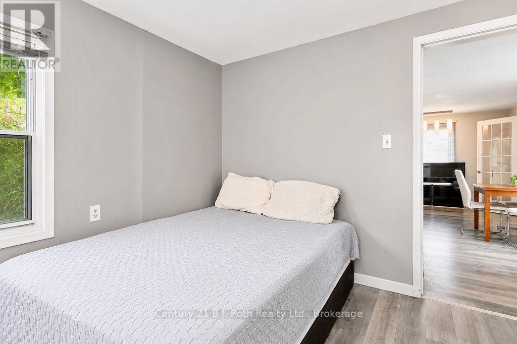 215 Oxford Street, Orillia, Ontario  L3V 1H6 - Photo 12 - S13493132