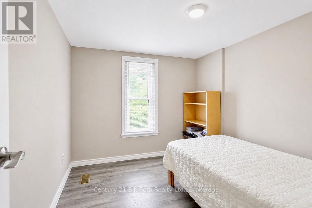 215 Oxford Street, Orillia, Ontario  L3V 1H6 - Photo 13 - S13493132