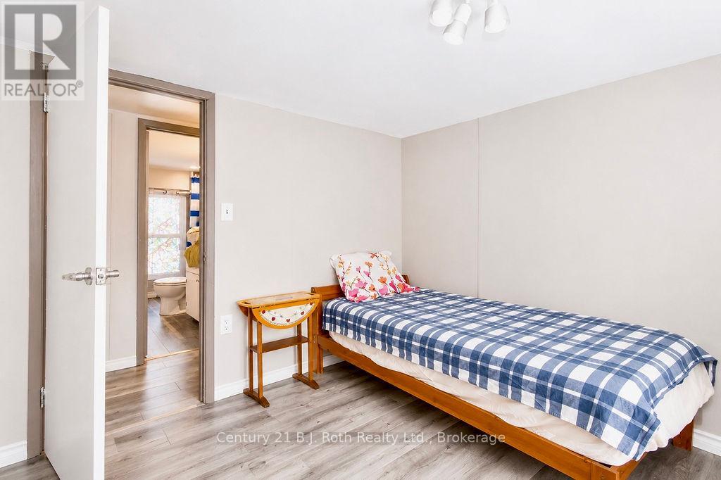 215 Oxford Street, Orillia, Ontario  L3V 1H6 - Photo 14 - S13493132