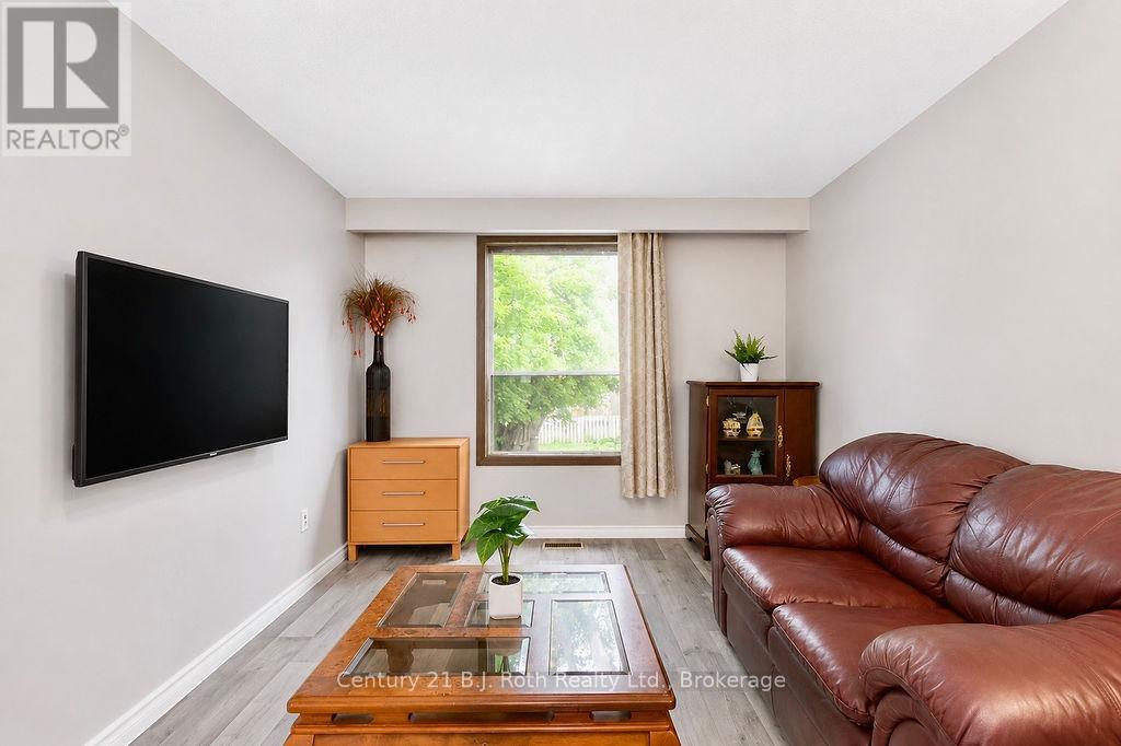 215 Oxford Street, Orillia, Ontario  L3V 1H6 - Photo 6 - S13493132