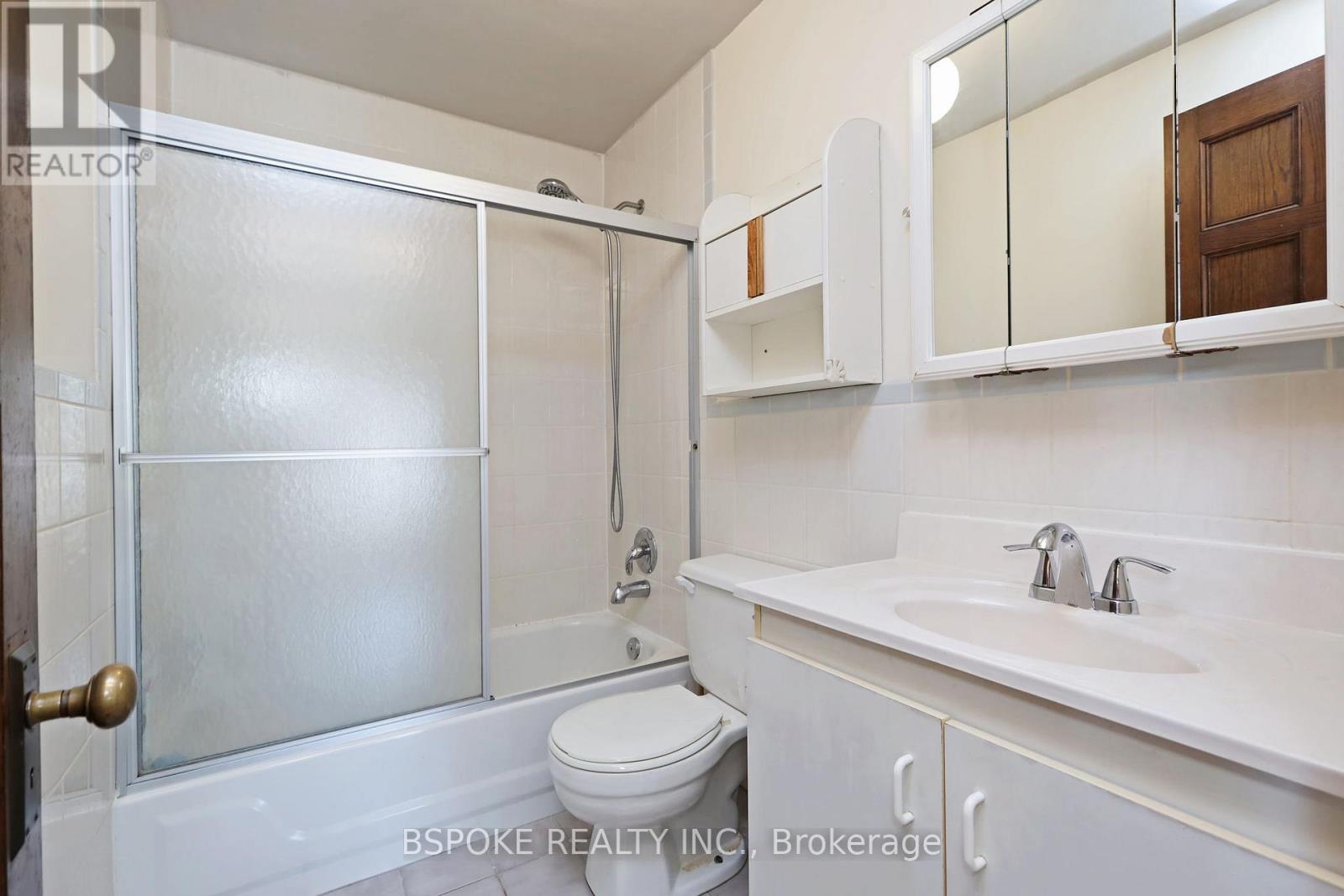 Upper - 68 Roxton Road, Toronto, Ontario  M6J 2Y2 - Photo 11 - C13492812