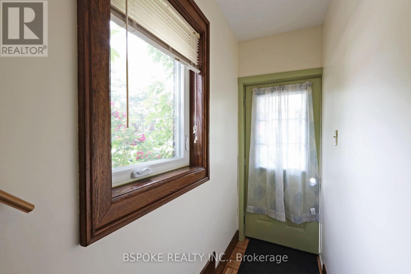 Upper - 68 Roxton Road, Toronto, Ontario  M6J 2Y2 - Photo 3 - C13492812
