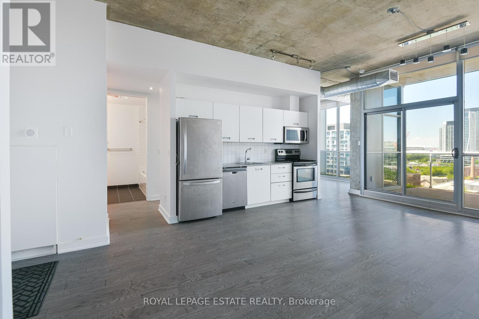 1002 - 60 Bathurst Street, Toronto, Ontario  M5V 2P4 - Photo 4 - C13489404