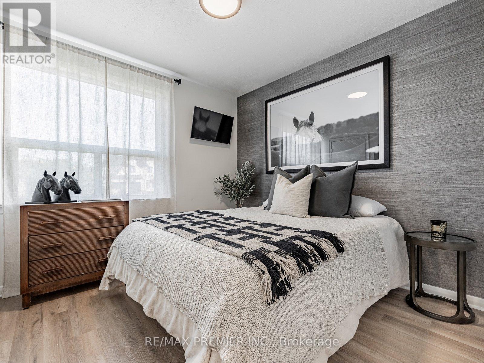 1368 Tansley Drive, Oakville, Ontario  L6L 2N4 - Photo 5 - W13493042