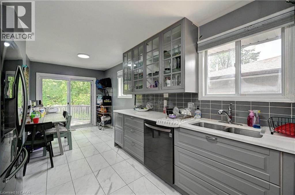 525 Fallingbrook Drive, Waterloo, Ontario  N2L 4N2 - Photo 13 - 40836577