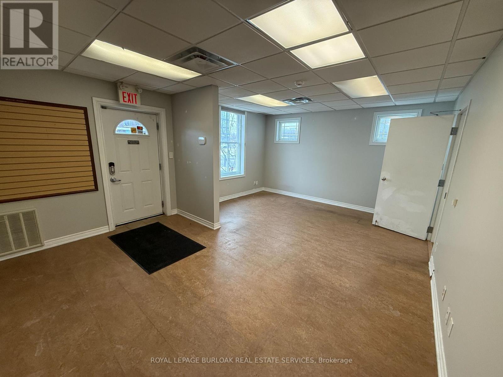 446 Plains Road E, Burlington, Ontario  L7T 2E1 - Photo 8 - W12821914