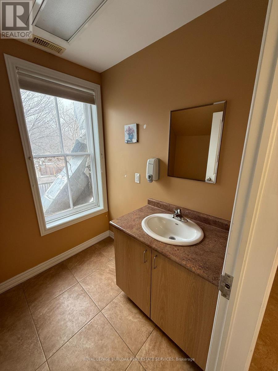 446 Plains Road E, Burlington, Ontario  L7T 2E1 - Photo 14 - W12821914