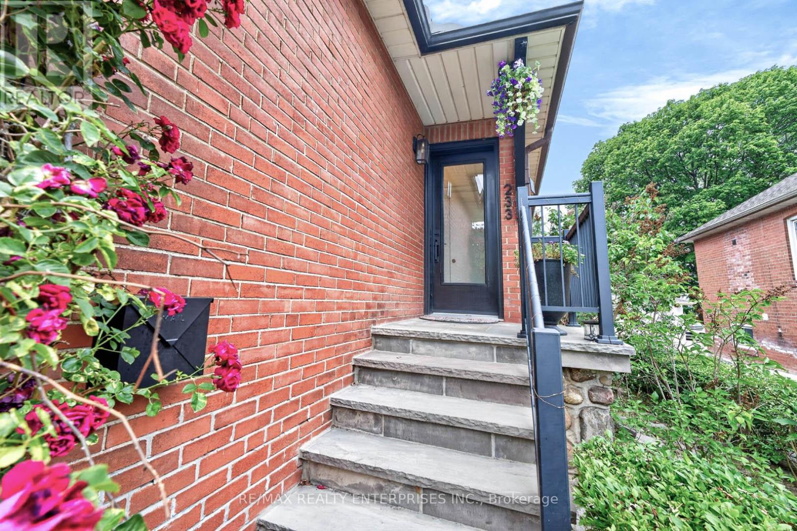 233 ROSEMOUNT AVENUE Toronto (Weston) Ontario Canada M9N3C5 2