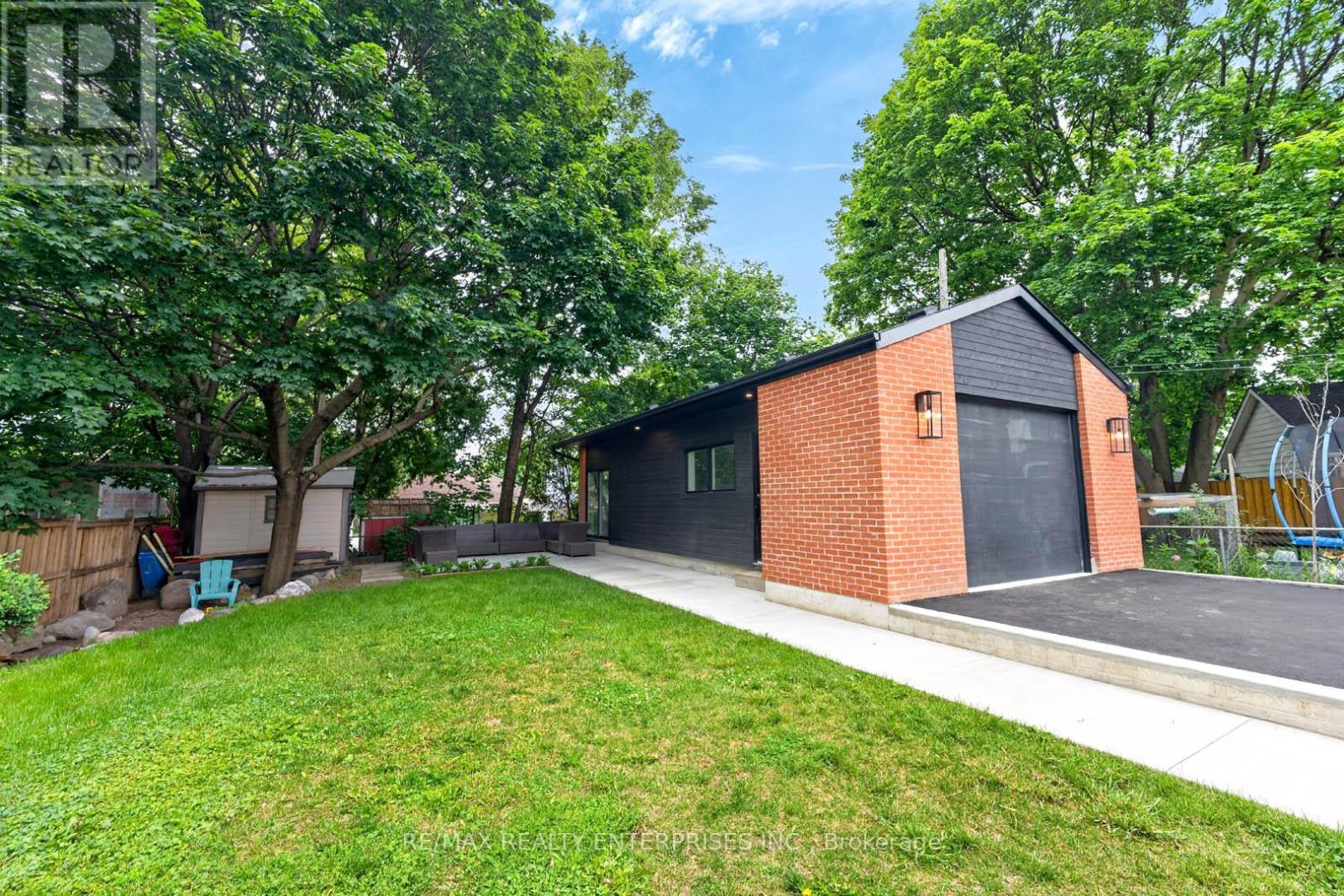 233 ROSEMOUNT AVENUE Toronto (Weston) Ontario Canada M9N3C5 3