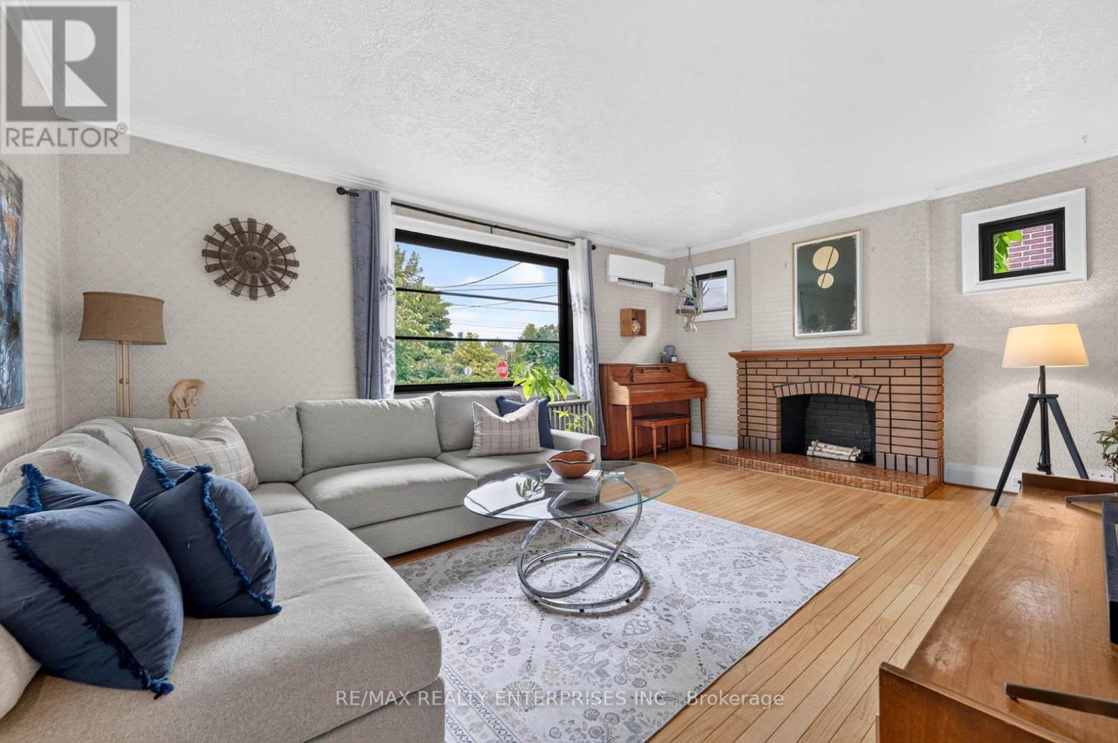 233 ROSEMOUNT AVENUE Toronto (Weston) Ontario Canada M9N3C5 4