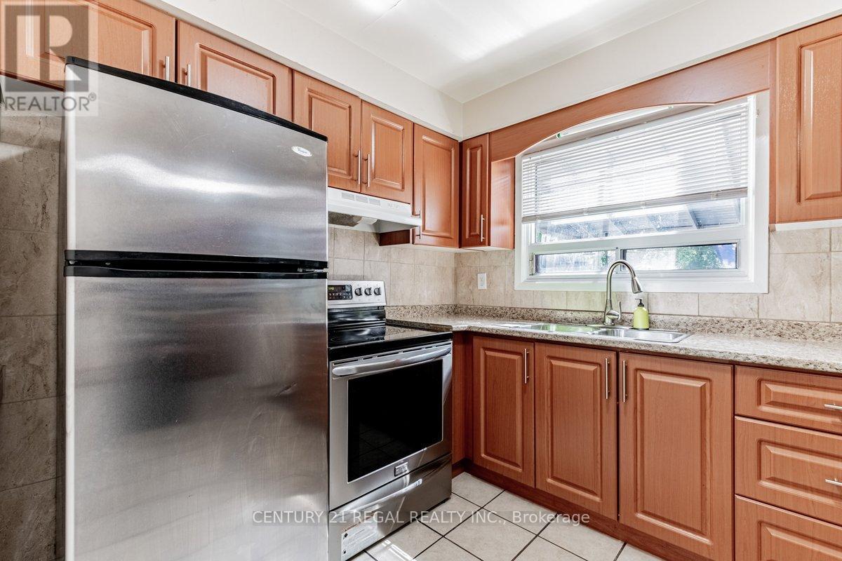 19 Carberry Crescent, Brampton, Ontario  L6V 2G1 - Photo 10 - W13493276