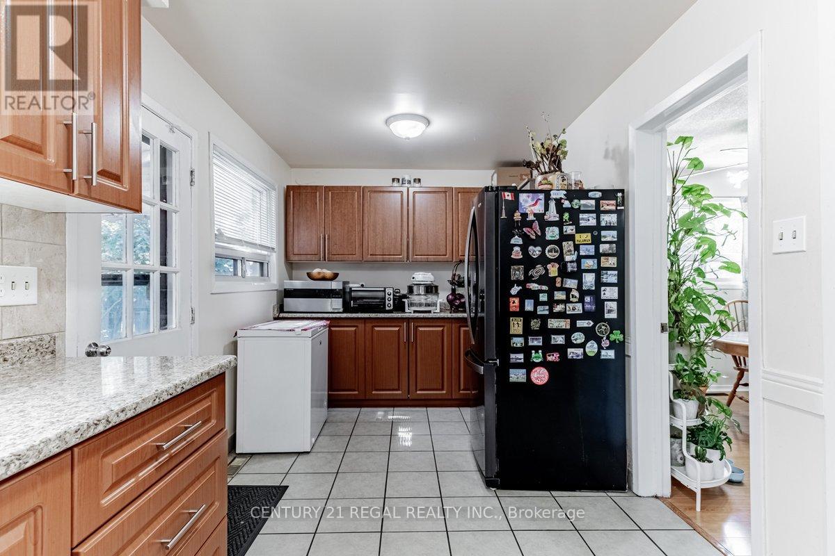 19 Carberry Crescent, Brampton, Ontario  L6V 2G1 - Photo 12 - W13493276
