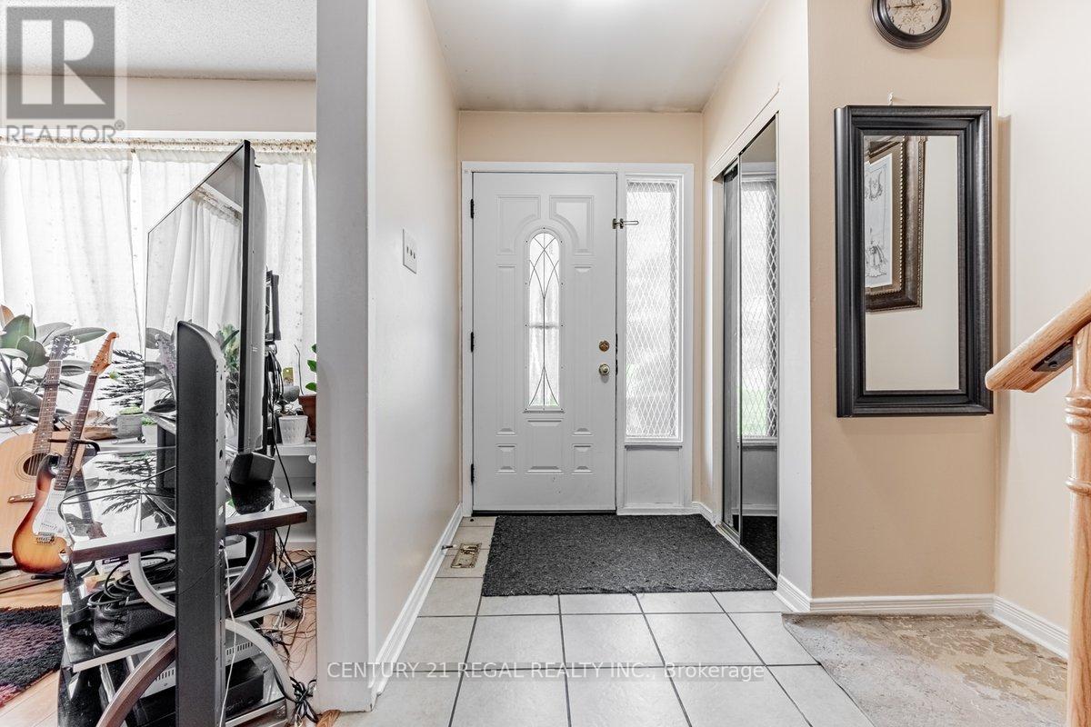 19 Carberry Crescent, Brampton, Ontario  L6V 2G1 - Photo 3 - W13493276