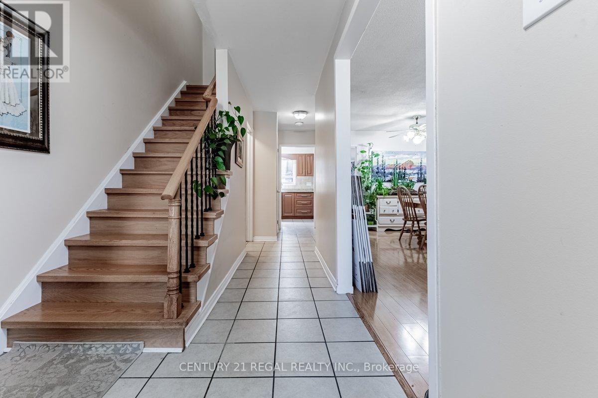 19 Carberry Crescent, Brampton, Ontario  L6V 2G1 - Photo 4 - W13493276