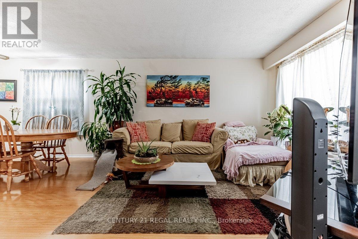 19 Carberry Crescent, Brampton, Ontario  L6V 2G1 - Photo 5 - W13493276