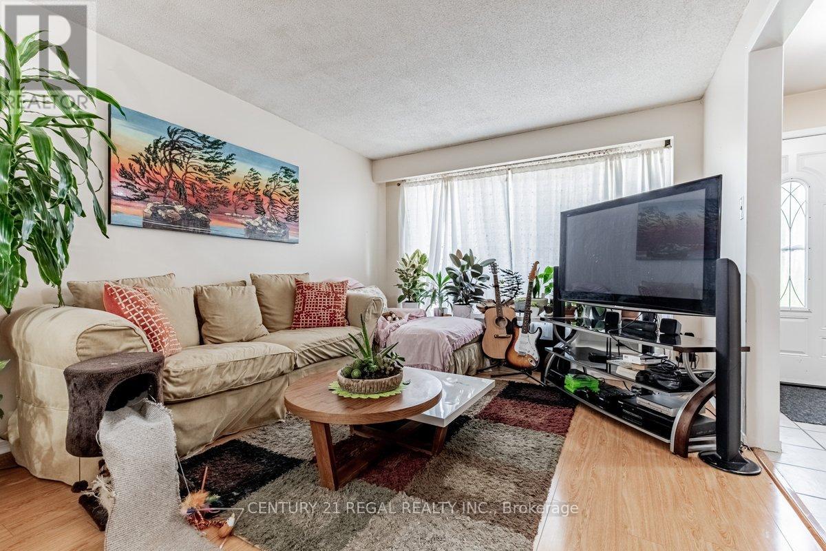 19 Carberry Crescent, Brampton, Ontario  L6V 2G1 - Photo 6 - W13493276