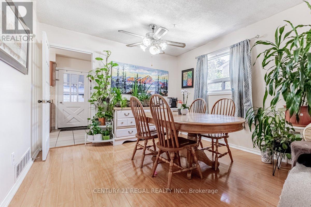 19 Carberry Crescent, Brampton, Ontario  L6V 2G1 - Photo 7 - W13493276