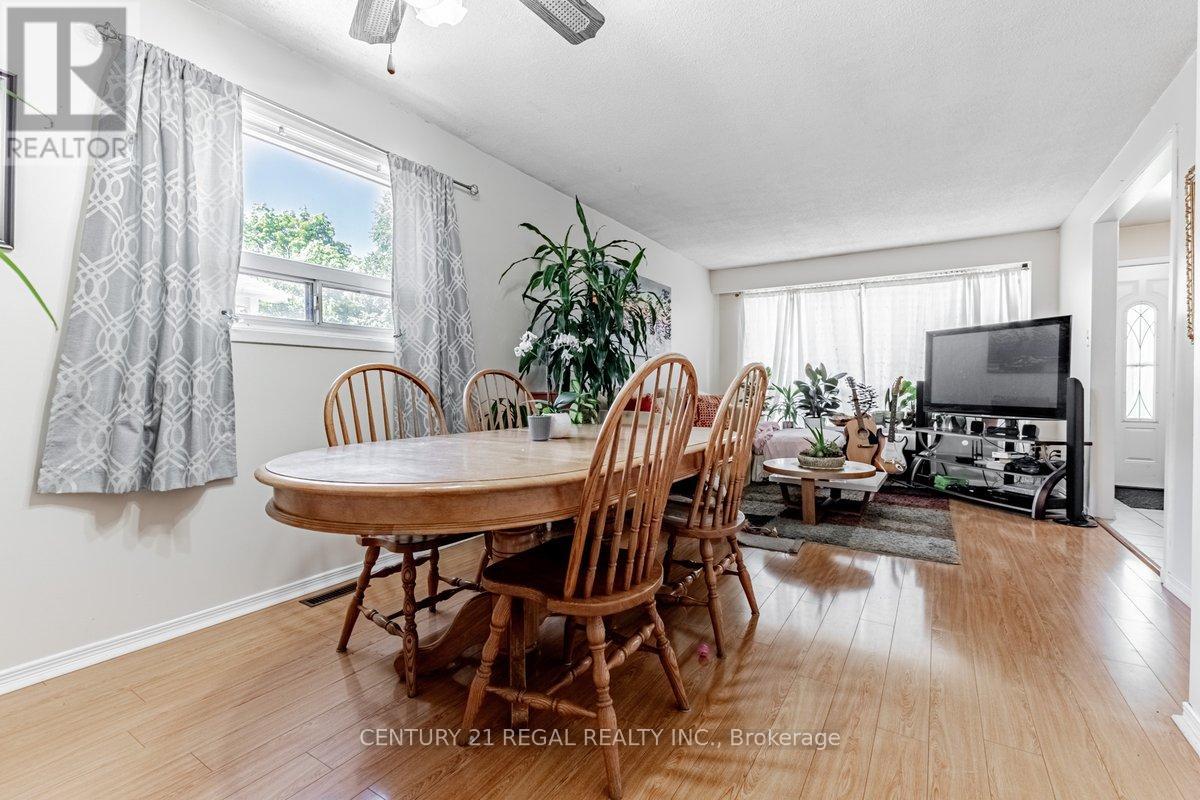 19 Carberry Crescent, Brampton, Ontario  L6V 2G1 - Photo 8 - W13493276