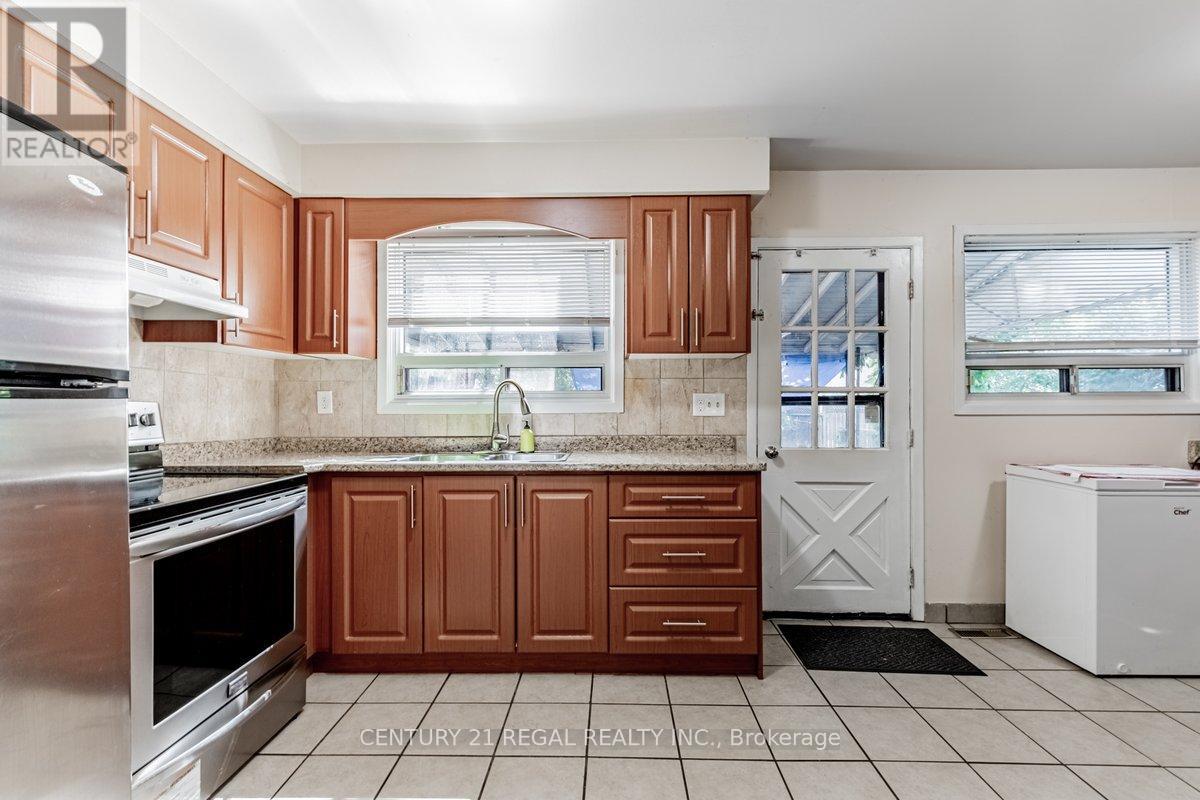 19 Carberry Crescent, Brampton, Ontario  L6V 2G1 - Photo 9 - W13493276