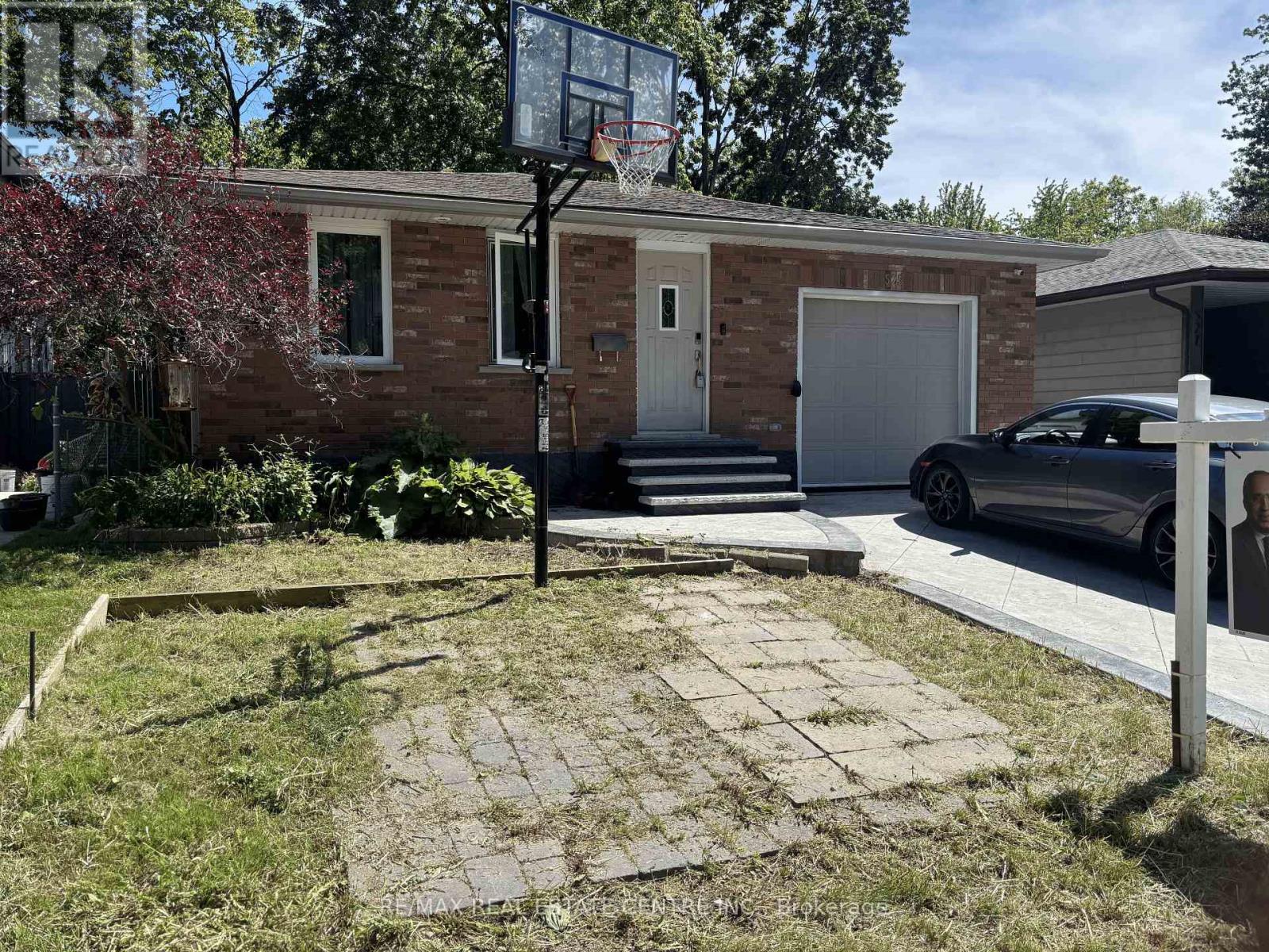 525 Fallingbrook Drive, Waterloo, Ontario  N2L 4N2 - Photo 2 - X13425842