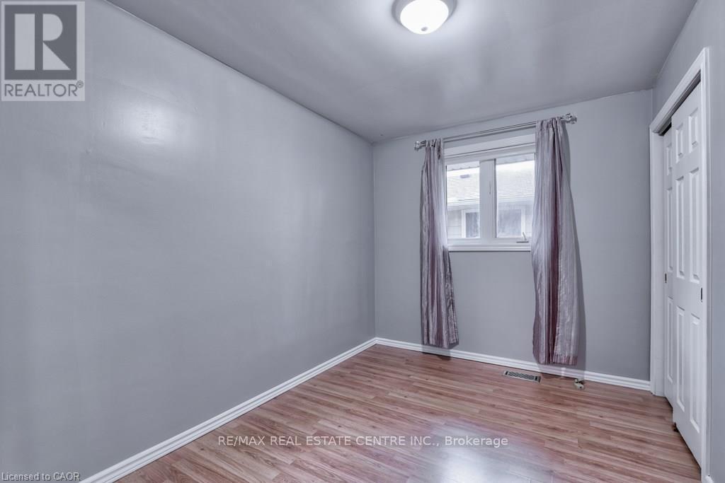 525 Fallingbrook Drive, Waterloo, Ontario  N2L 4N2 - Photo 4 - X13425842