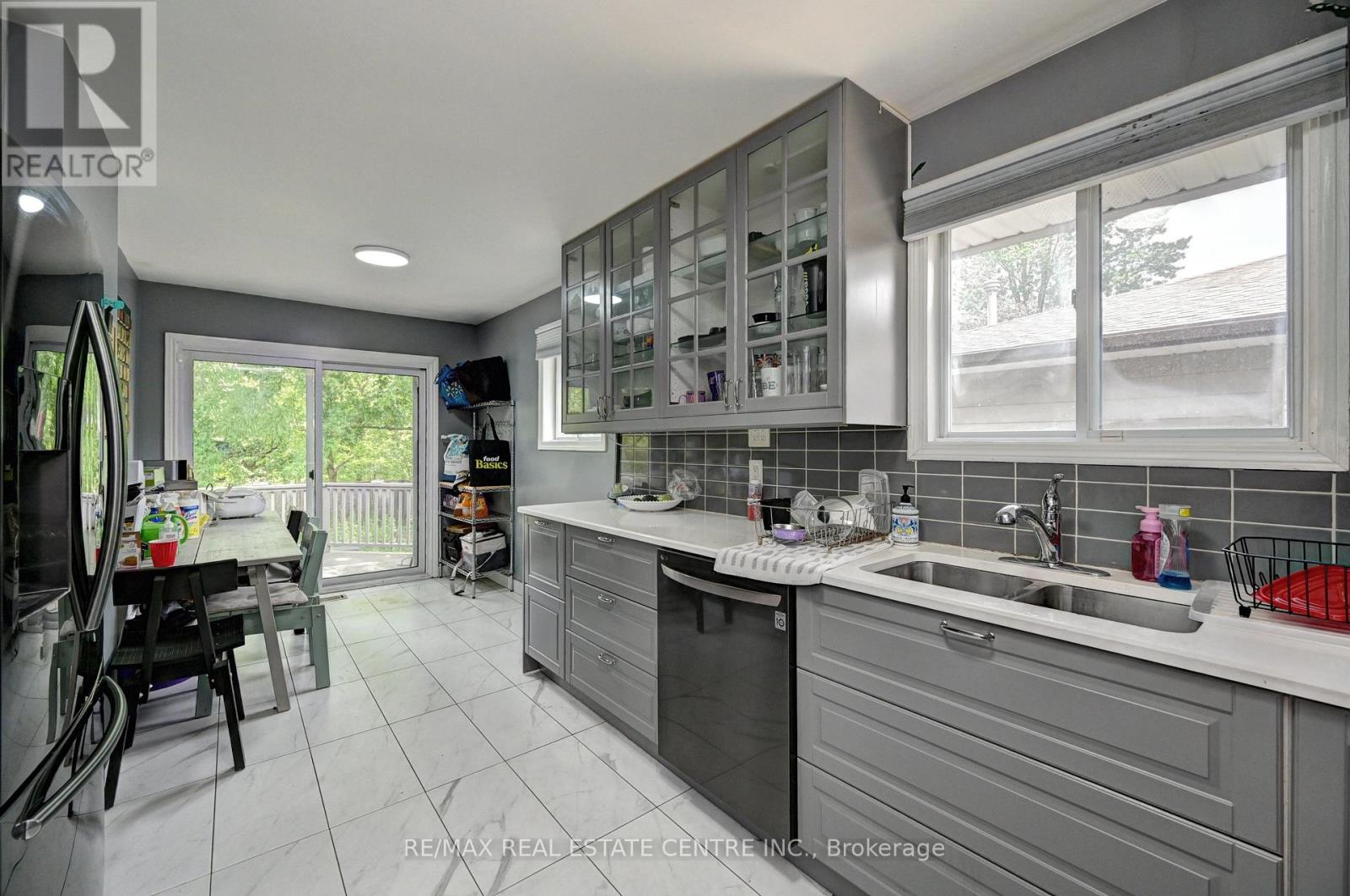 525 Fallingbrook Drive, Waterloo, Ontario  N2L 4N2 - Photo 8 - X13425842