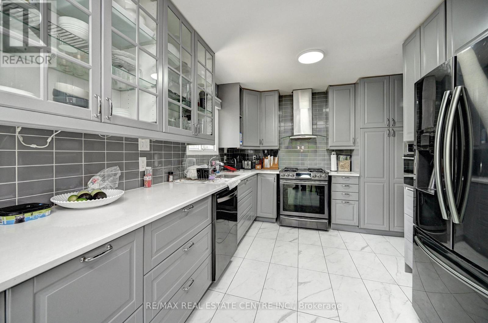 525 Fallingbrook Drive, Waterloo, Ontario  N2L 4N2 - Photo 17 - X13425842