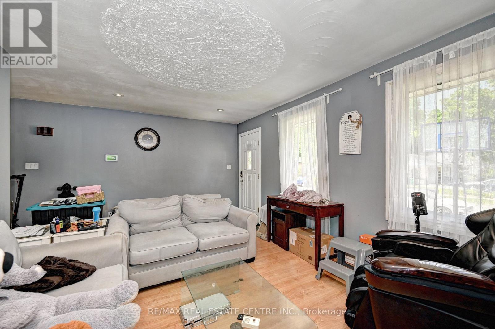 525 Fallingbrook Drive, Waterloo, Ontario  N2L 4N2 - Photo 5 - X13425842