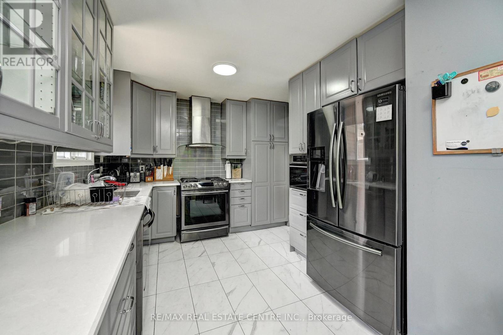 525 Fallingbrook Drive, Waterloo, Ontario  N2L 4N2 - Photo 3 - X13425842