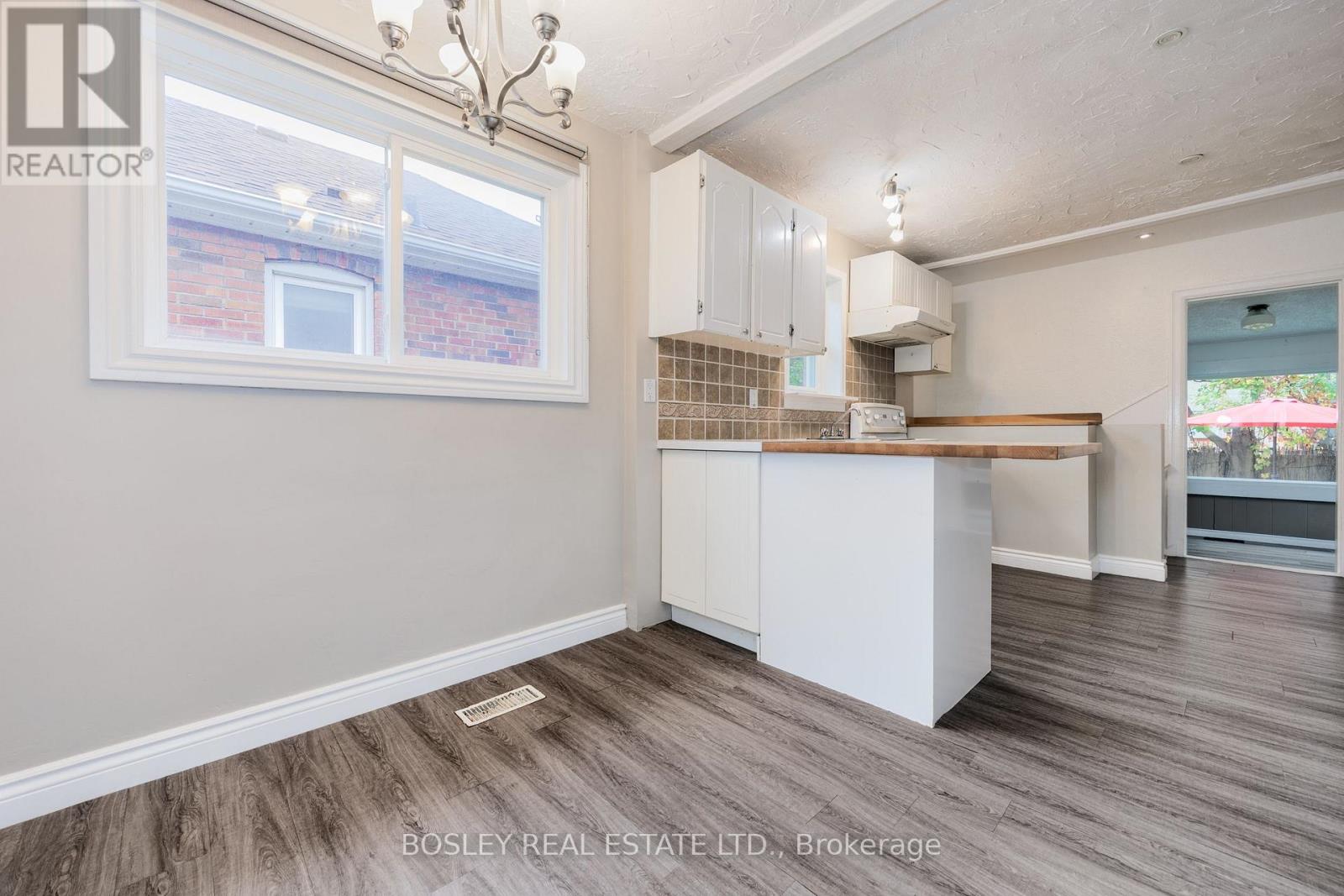 651 Cosburn Avenue, Toronto, Ontario  M4C 2V1 - Photo 9 - E13493622