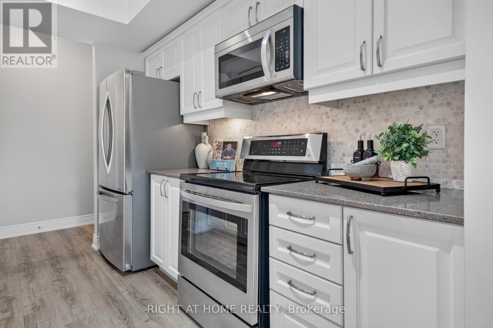 111 - 42 Ferndale Drive S, Barrie, Ontario  L4N 2M5 - Photo 7 - S13493510