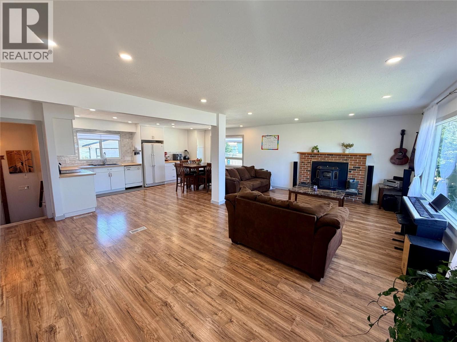 1813 110 Avenue, Dawson Creek, British Columbia  V1G 0A3 - Photo 3 - 10392812