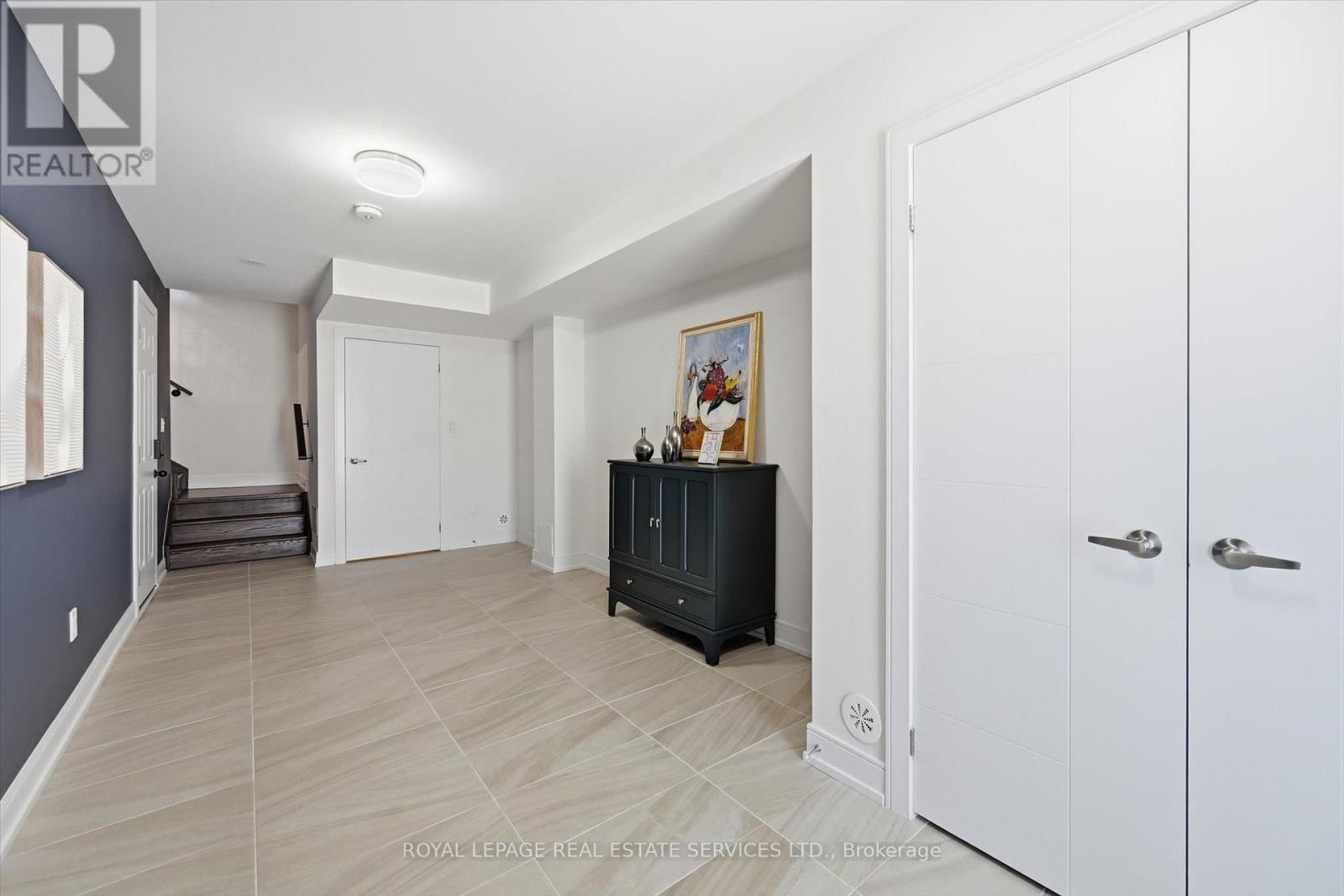 1403 Clarriage Court, Milton, Ontario  L9E 1L6 - Photo 7 - W13493382