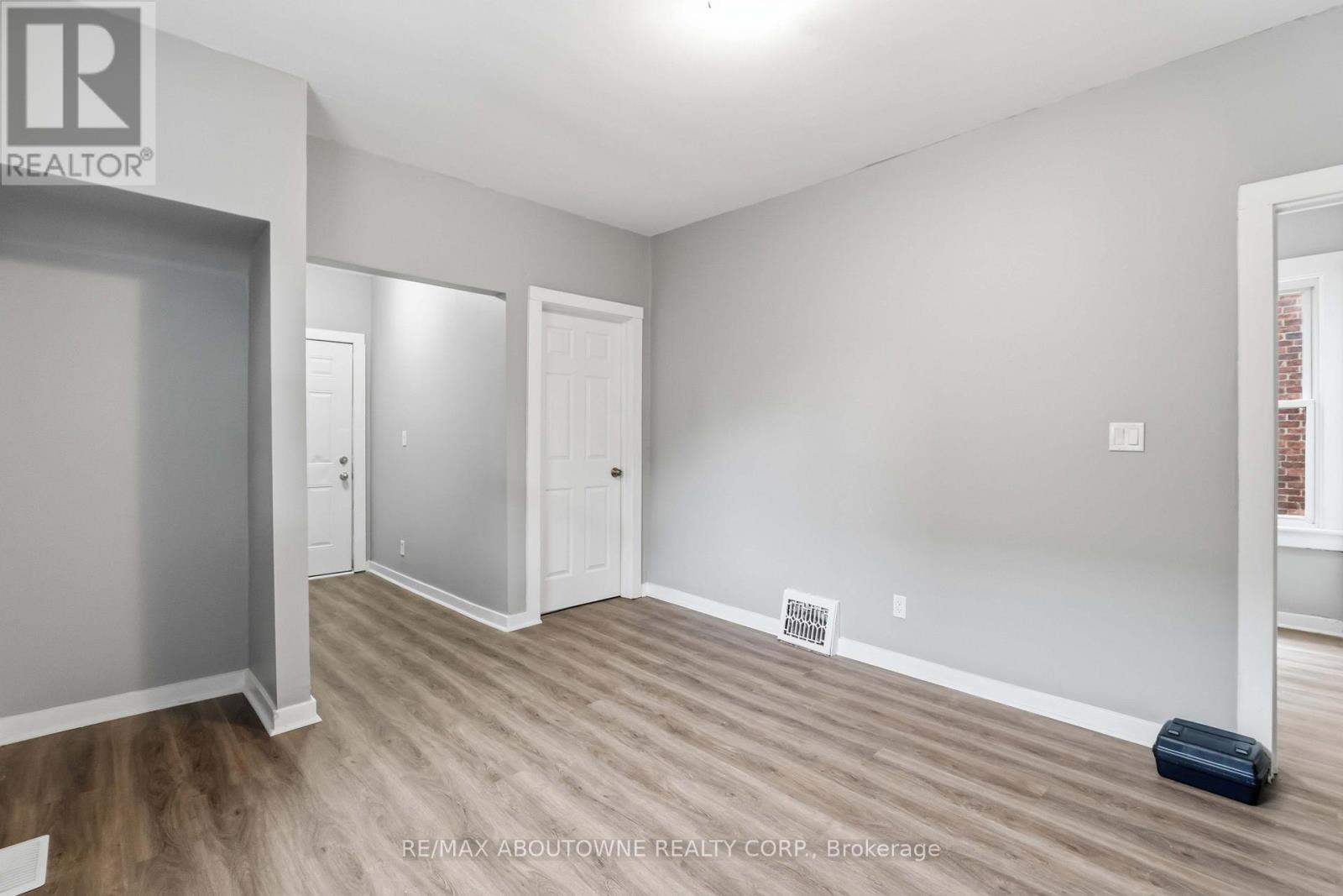 Main - 107 Lake Street, St. Catharines, Ontario  L2R 5X7 - Photo 6 - X13493526