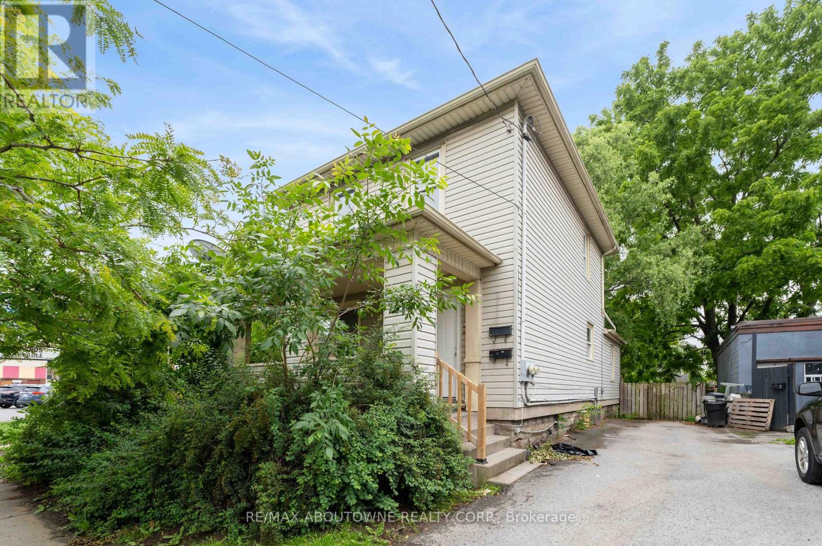 UPPER - 107 LAKE STREET, St. Catharines, Ontario
