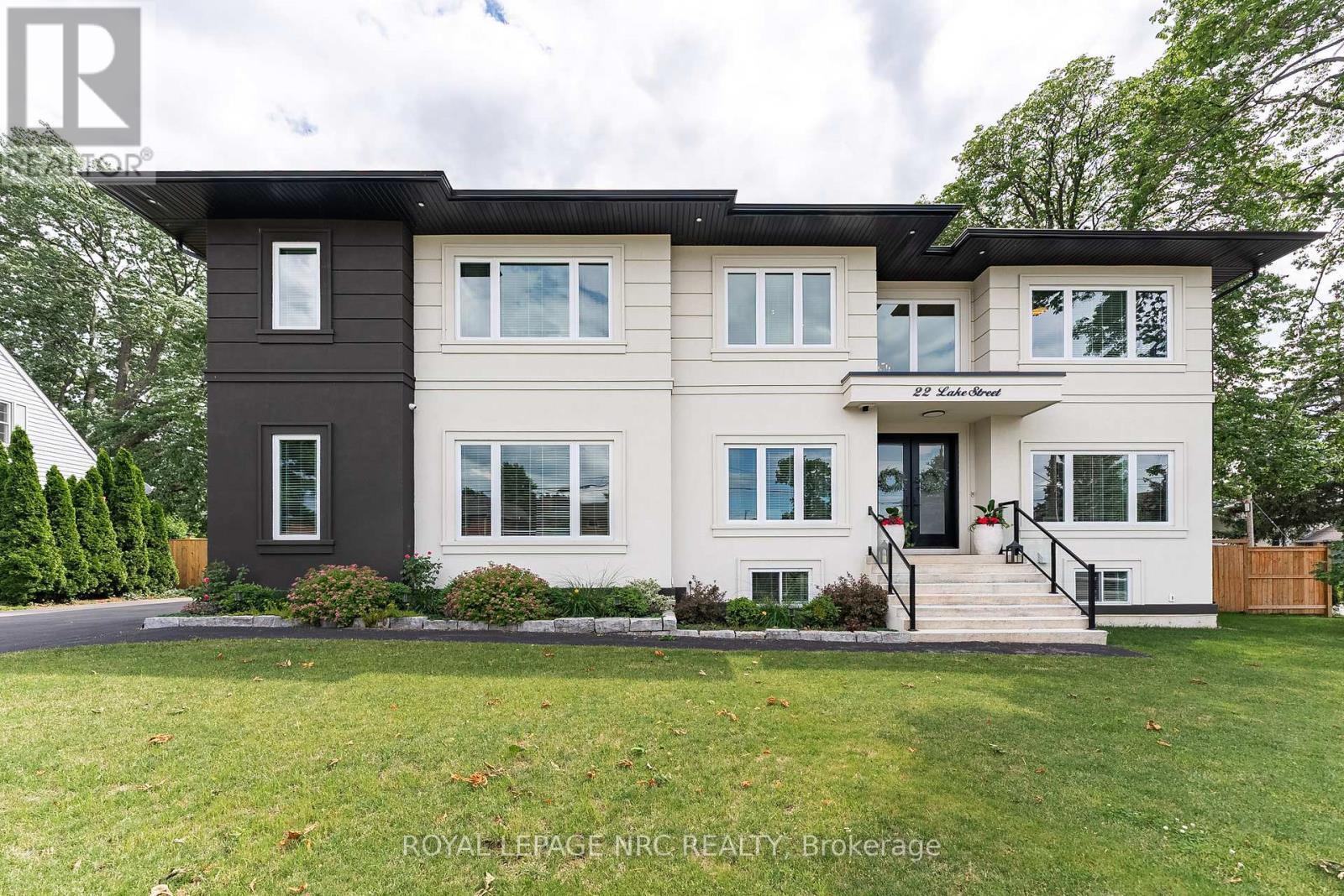 22 LAKE STREET, Grimsby, Ontario