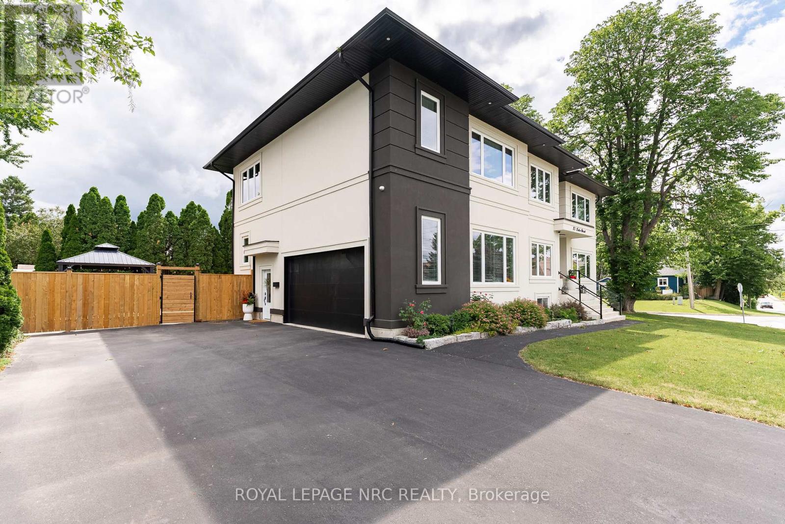 22 Lake Street, Grimsby, Ontario  L3M 2G7 - Photo 3 - X13493614