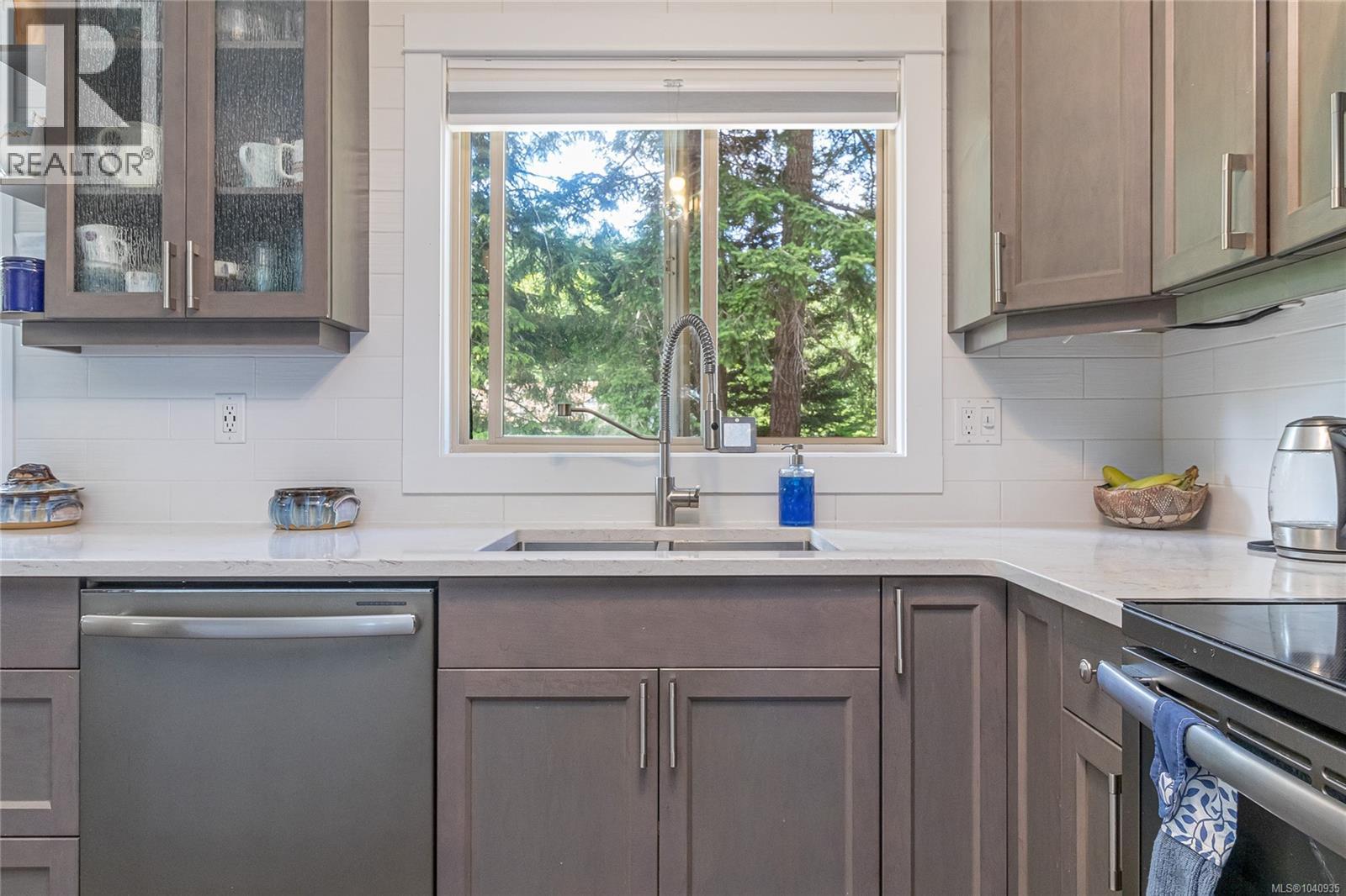 6340 Island Hwy W, Qualicum Beach, British Columbia  V9K 2E5 - Photo 10 - 1040935