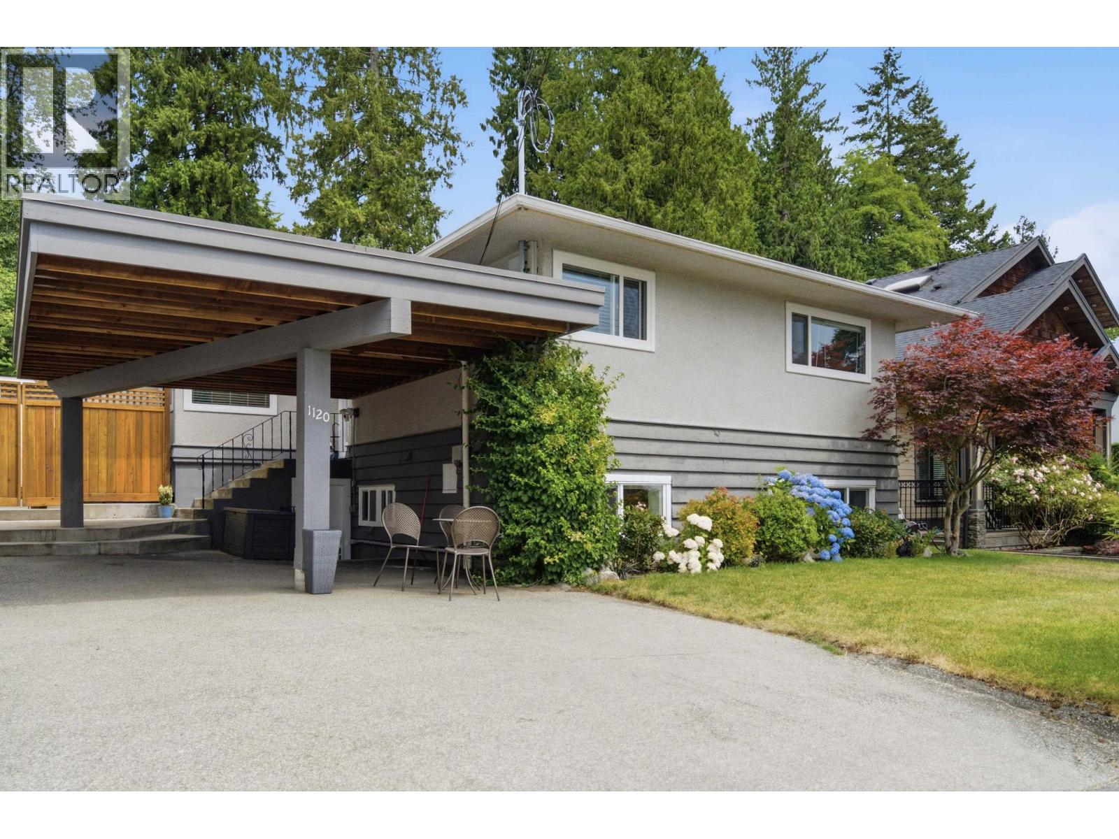 1120 WELLINGTON DRIVE, North Vancouver, British Columbia
