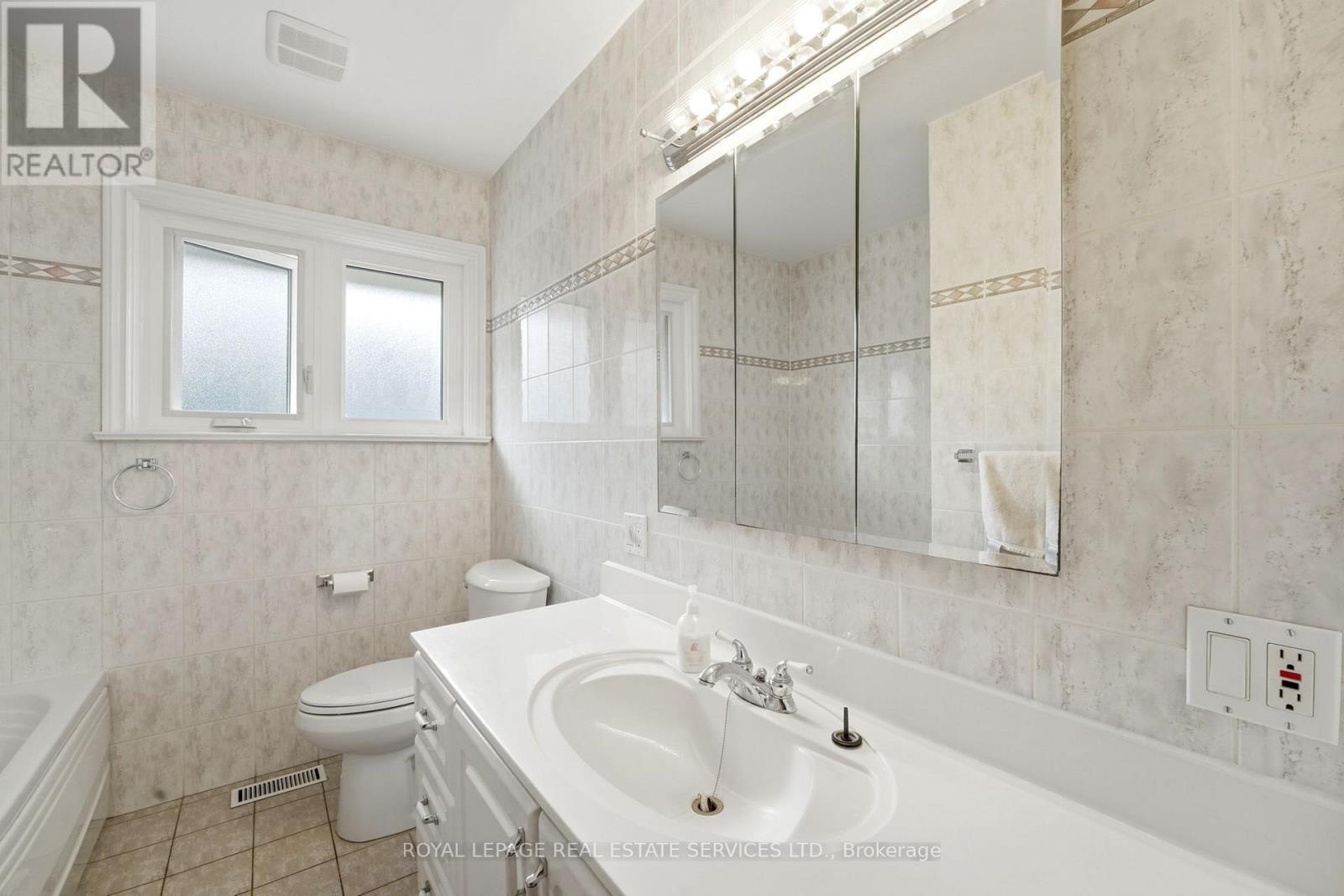 45 Poynter Drive, Toronto, Ontario  M9R 1L3 - Photo 23 - W13477420