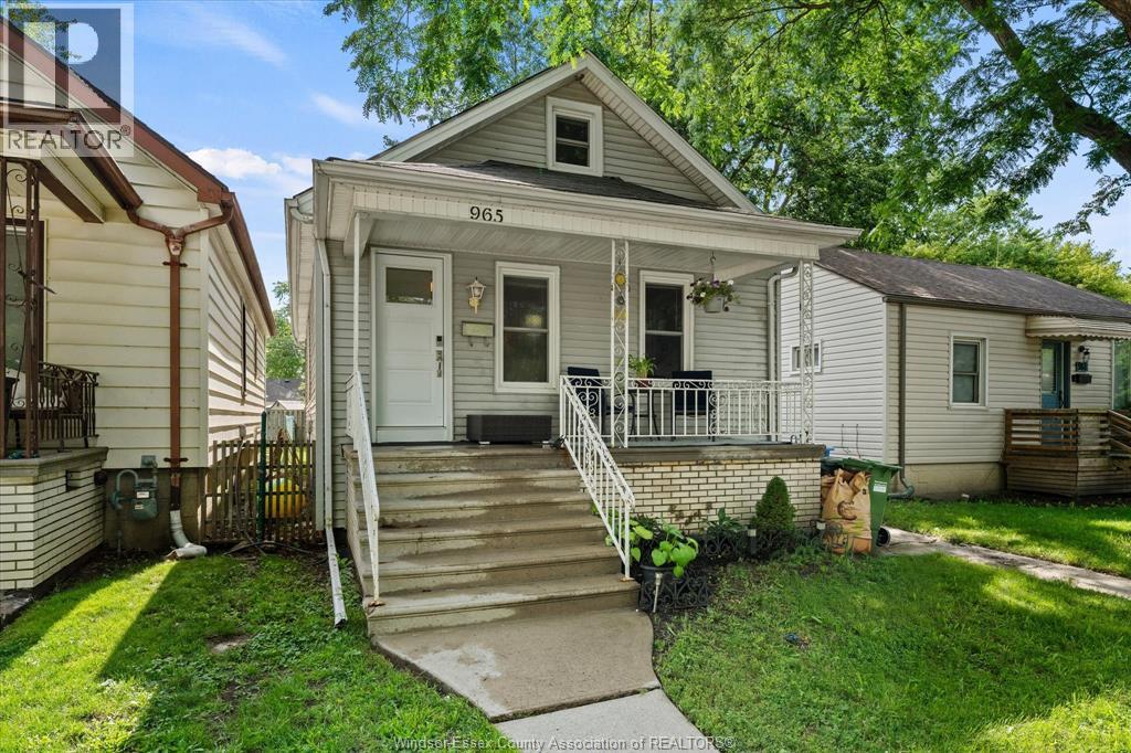 965 Bridge, Windsor, Ontario  N9B 2M9 - Photo 2 - 26015324