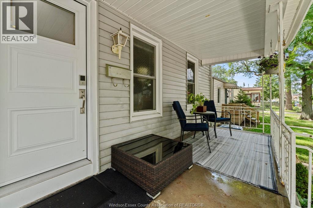 965 Bridge, Windsor, Ontario  N9B 2M9 - Photo 4 - 26015324