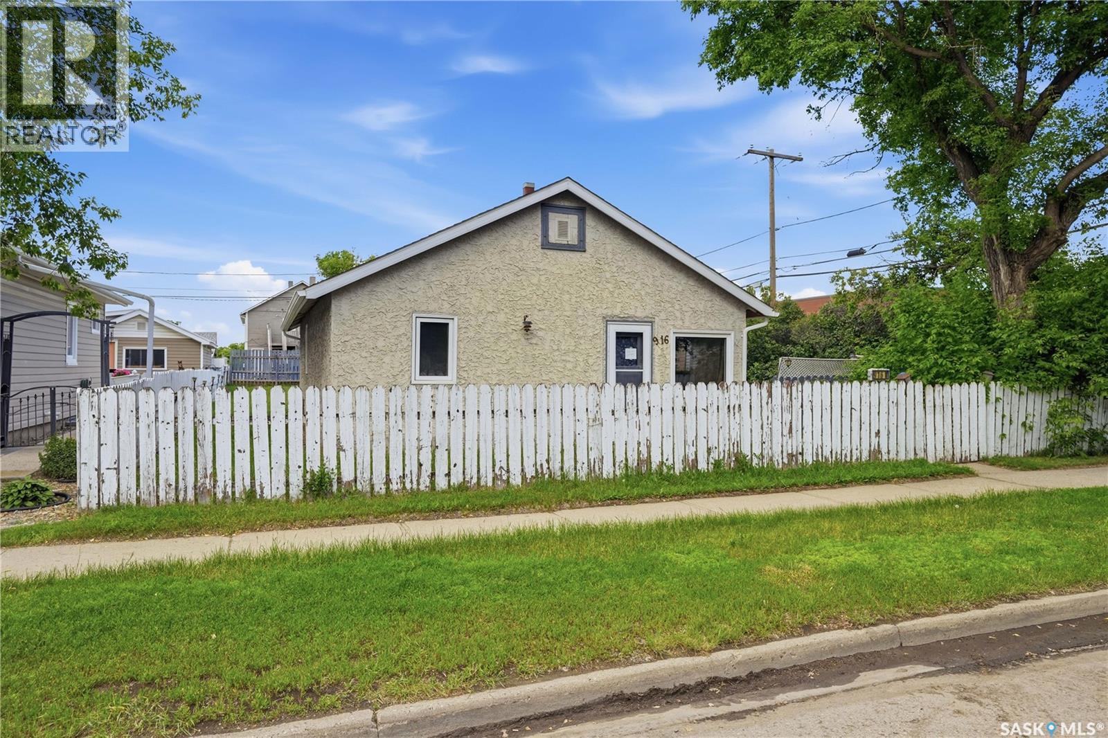 916 Iroquois Street W, Moose Jaw, Saskatchewan  S6H 5B6 - Photo 2 - SK040355